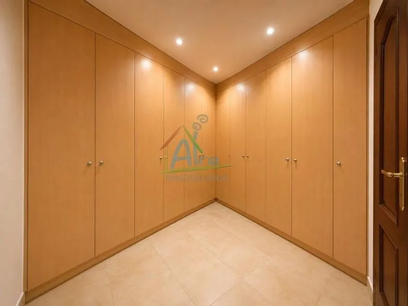 Rooms - Corner Building with Multiple Units in Lepe