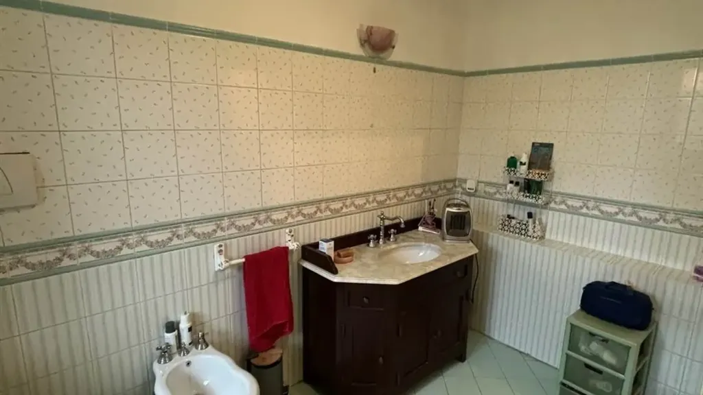 Salles de bain - Rustic Ground Floor Apartment with Private Garden in San Severino Marche