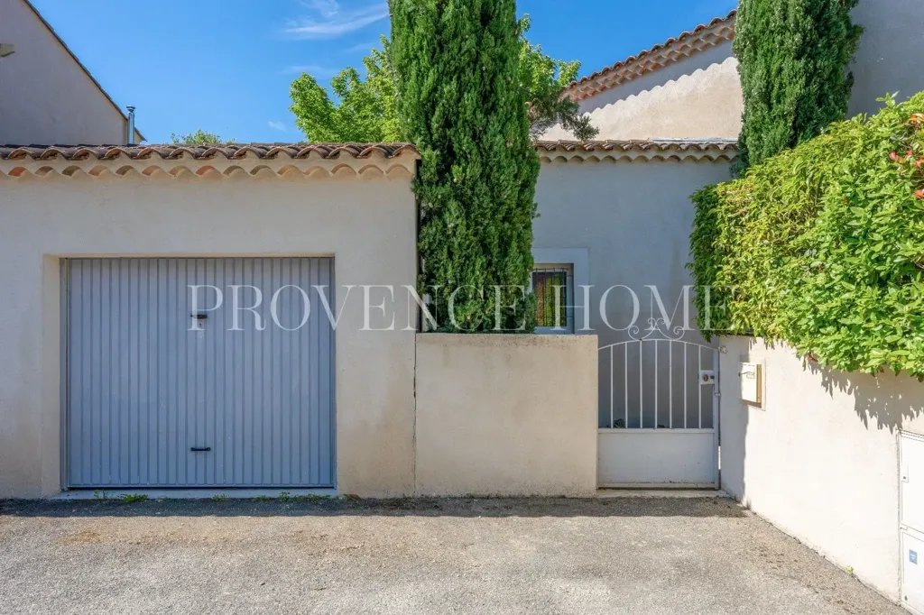 Exterior - Charming 4-Piece House with Pool in Lagnes