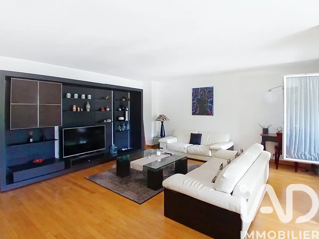 Séjour - Appartement Luxe avec Balcon à Buttes-Chaumont