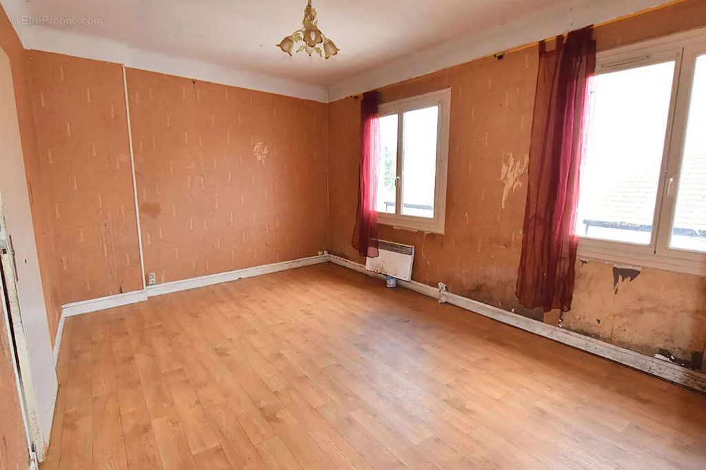 Rooms - Apartment with Potential in Lapalisse Centre
