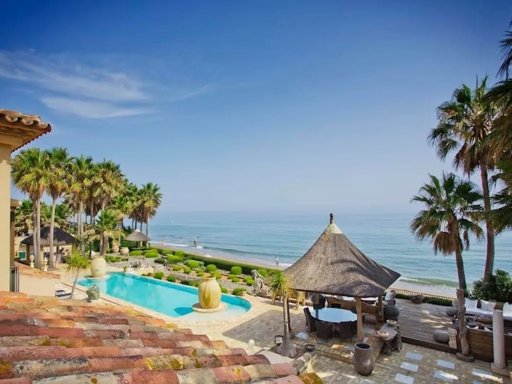Bassein - Beachfront Villa with Spa in Los Monteros, Marbella