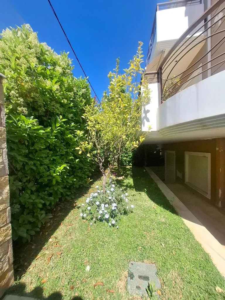 Giardino - Detached House with Garden in Semi-Basement