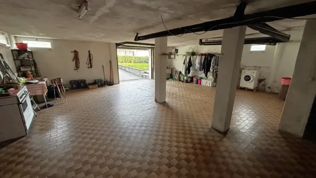 Garage - Bifamiliar Villa with Garden in Clusane, Iseo