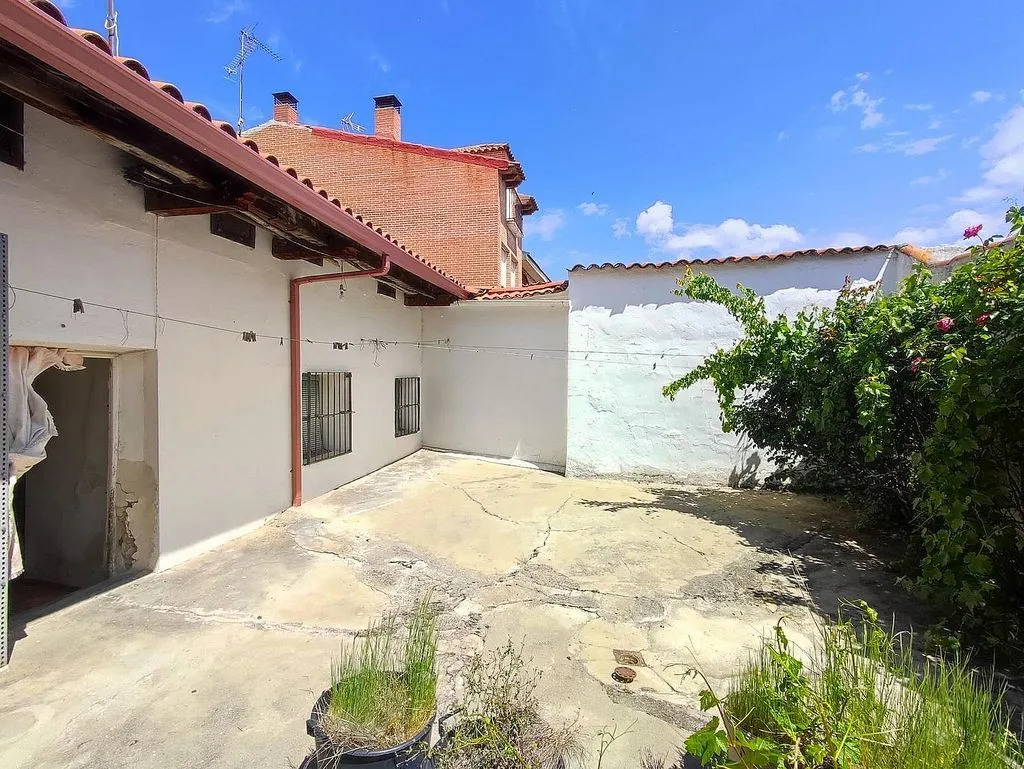 Aed - Rustic House with Patio in Puente Duero