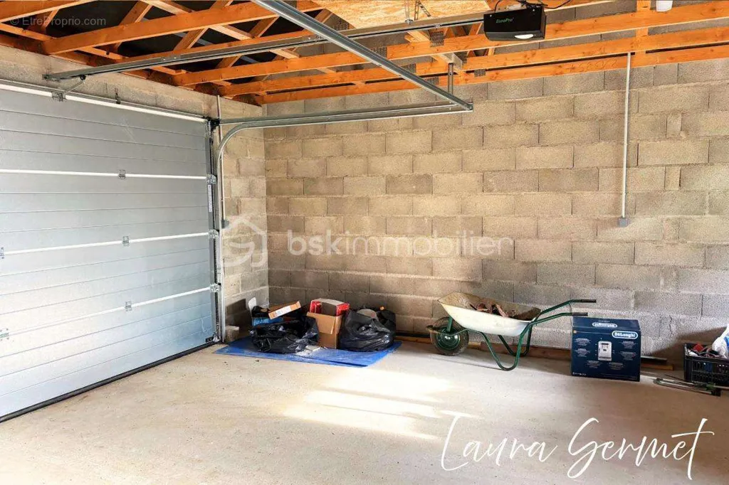 Garage - Pavillon de Plain-Pied avec Terrasse à Dampierre-en-Graçay