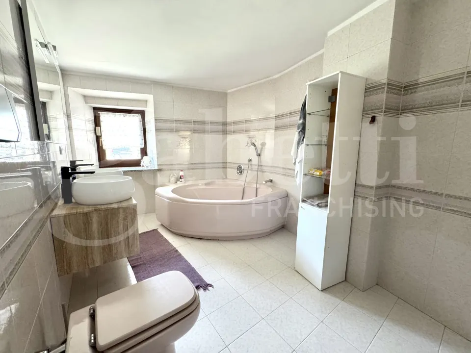 Bathrooms - Rustic House with Garden in Giaveno