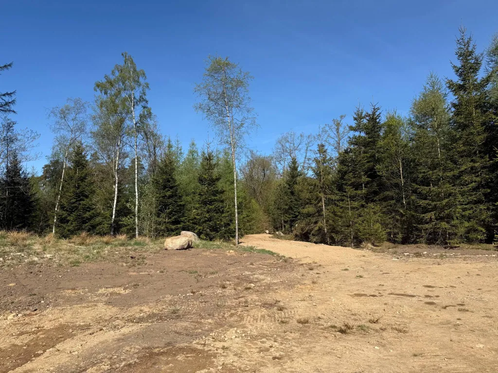 Aed - Unbuilt Plot with Garden Potential in Peaceful Setting