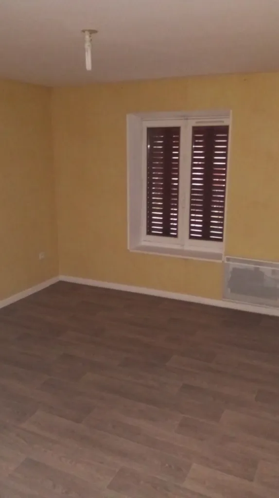 Pièces - Maison en 2 Logements avec Cour à Yenne