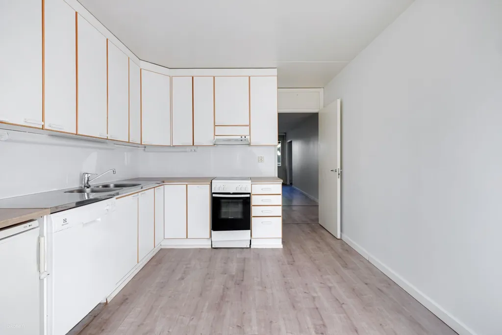 Cuisine - 3-Bedroom Apartment with Balcony in Martinlaakso, Vantaa