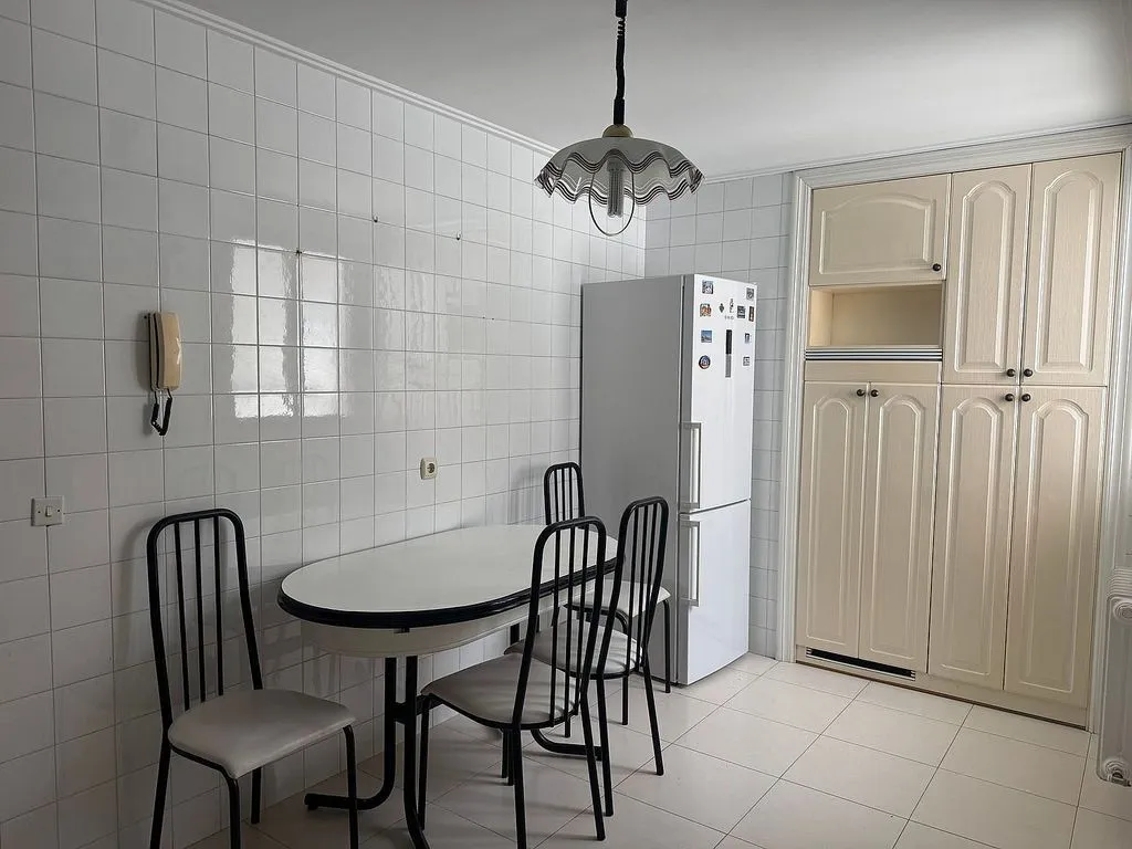 Söögituba - Apartment with Balcony in Noáin