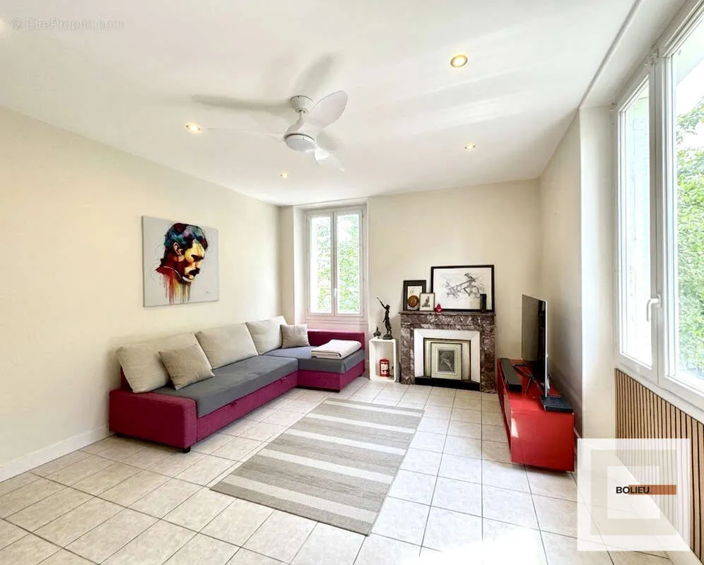 Elutuba - Charming 3-Bed Flat with Vercors View in Historic Building
