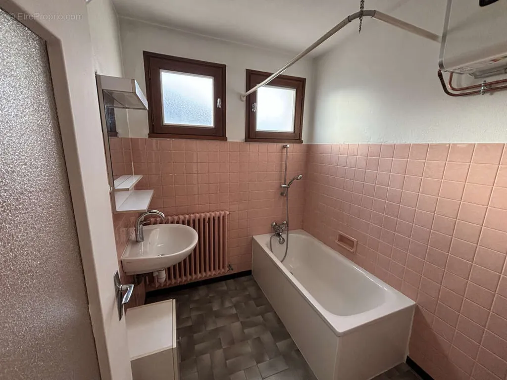 Vannitoad - Spacious T2 with Private Parking in La Ravoire