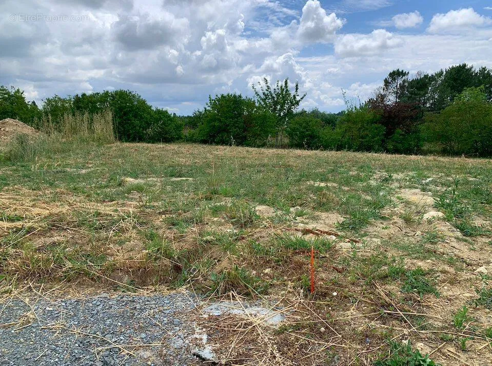 Aed - Buildable Land with Quiet Setting in Gauriaguet