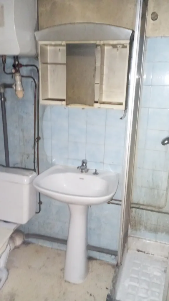 Salles de bain - Maison en 2 Logements avec Cour à Yenne
