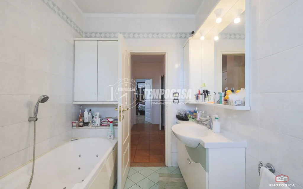 Vannitoad - Five-Room Apartment with Balconies in Riccione