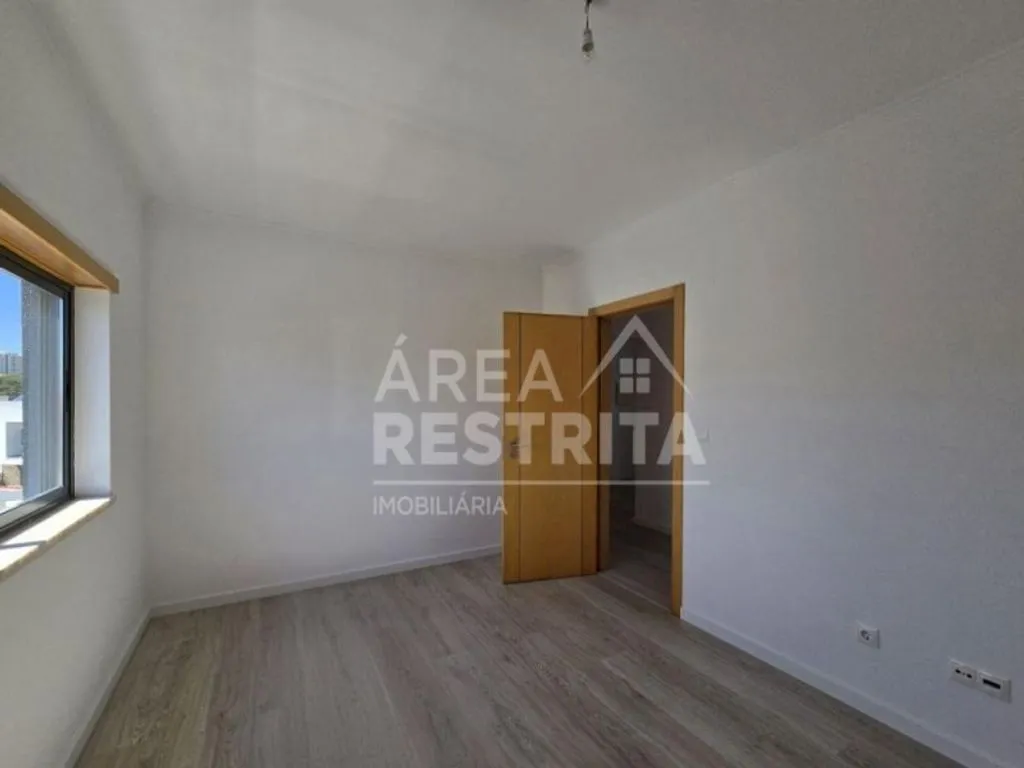 Pièces - Luxury Detached House with Garden in Almada