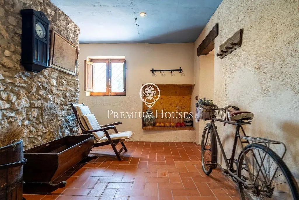 Esik - Luxury Farmhouse with Pool near Catllar