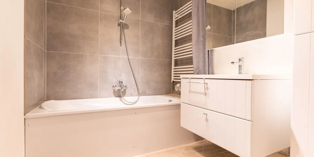 Salles de bain - Duplex Rénové avec Garage à Moeskroen