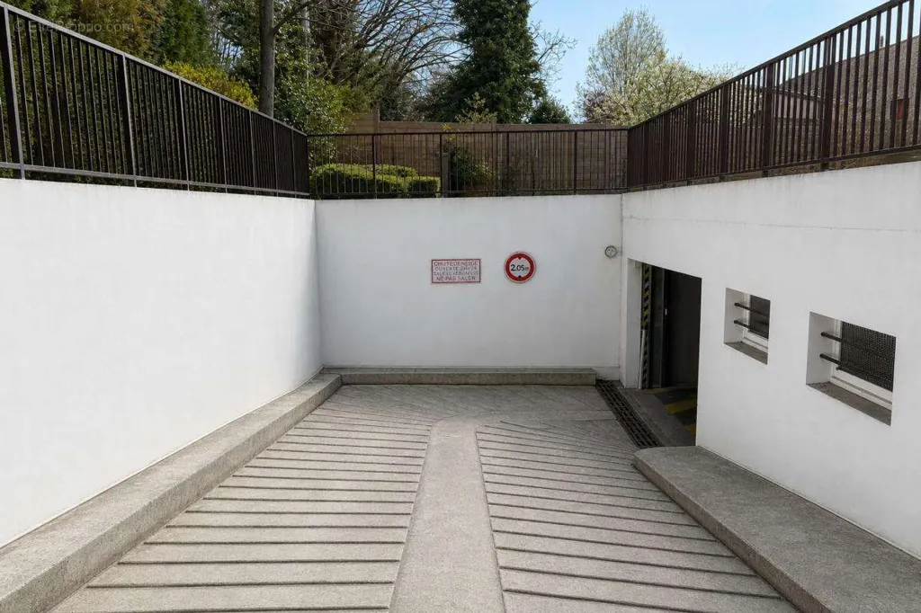 Garaaž - Bright 4-Bed Flat with Parking in Montmorency