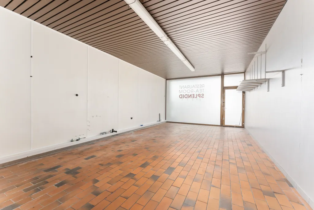 Toad - Commercial Ground Floor in De Panne