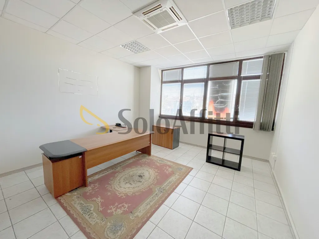 Bureau - Office with Open Space in Osimo