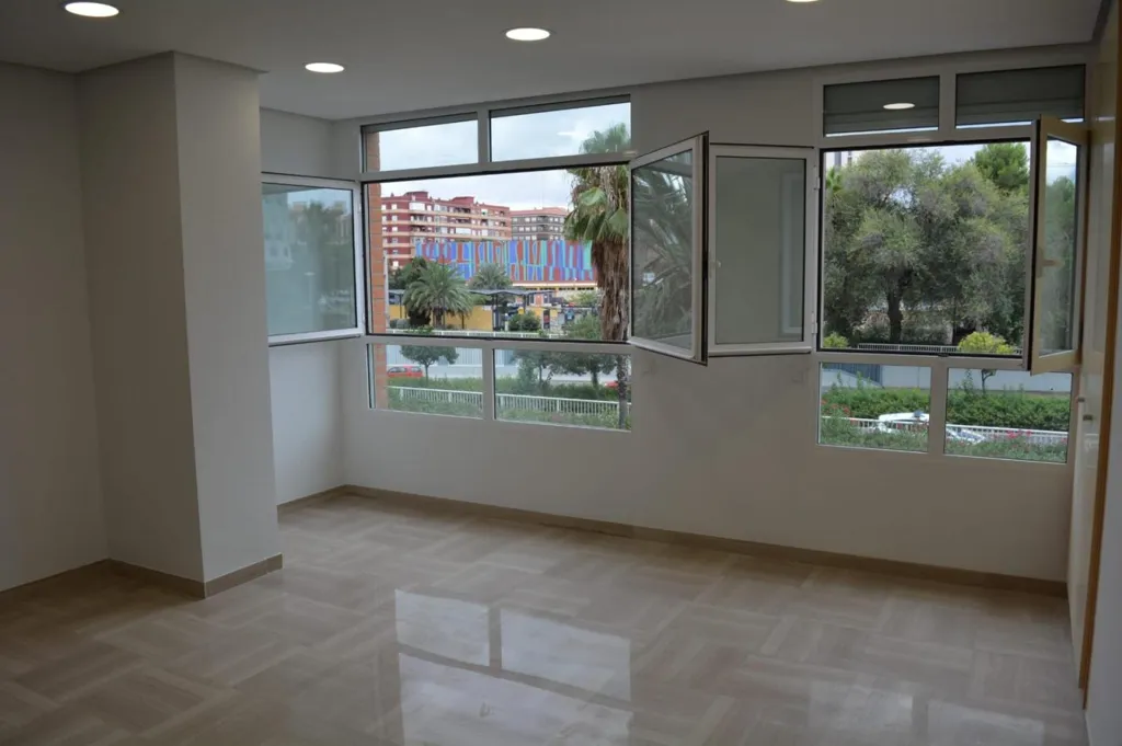 Rooms - Office with Corner Location in Valencia