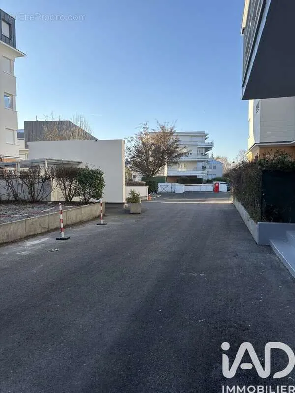 Extérieur - Parking Sécurisé en Sous-sol à Pontoise