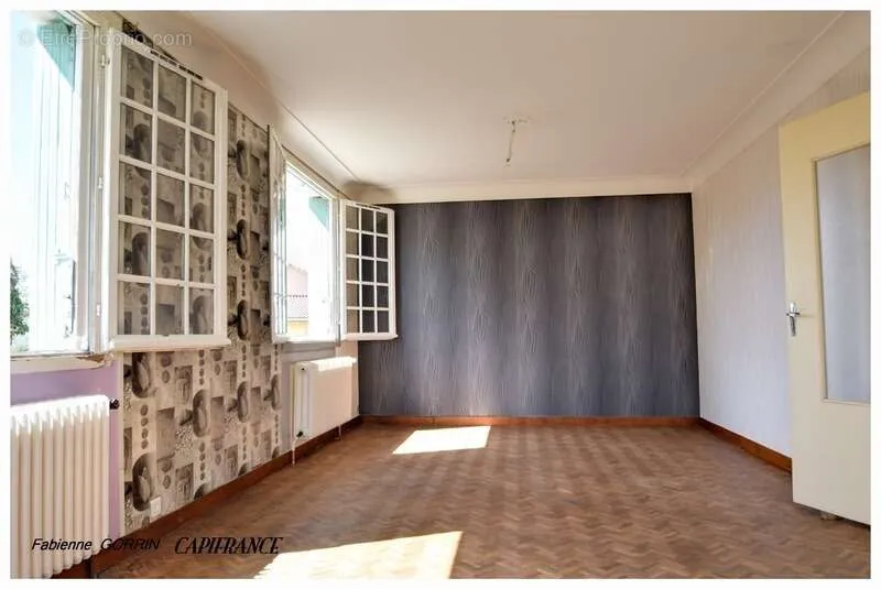 Rooms - Spacious House with Large Garage in Aigondigné