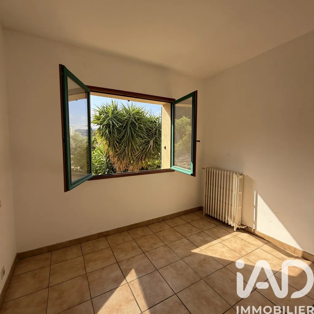 Pièces - Maison avec Fort Potentiel et Grand Terrain à Marseille