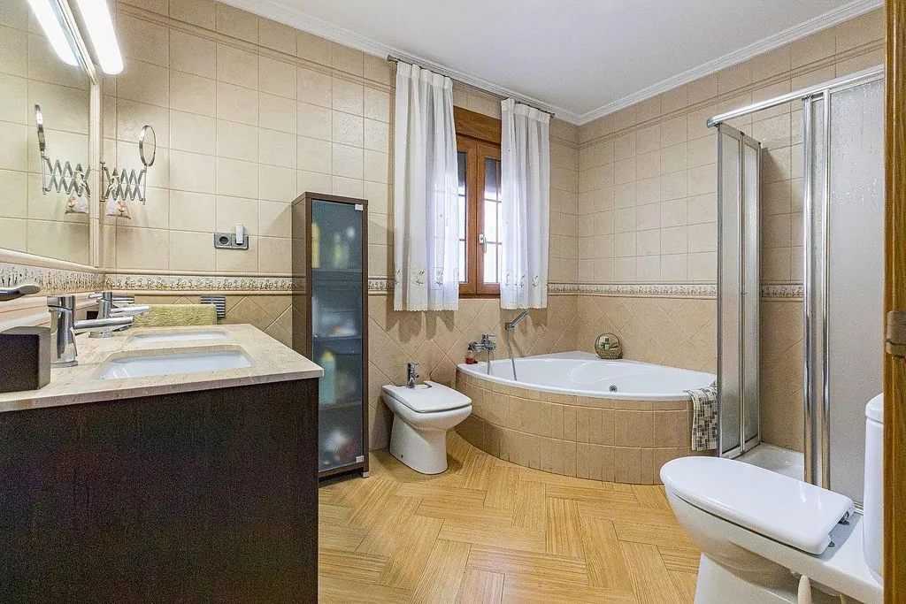 Bathrooms - Chalet with Andalusian Patio in Barriomar