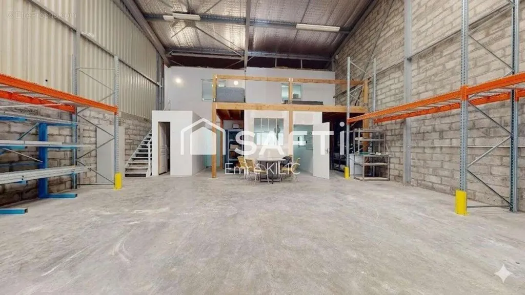 Rooms - Commercial Space with Parking in Saint-Jean-d'Illac