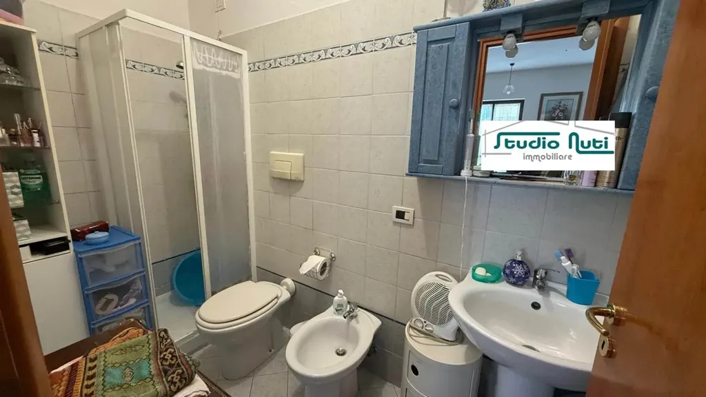 Salles de bain - Two-Level Apartment with Balcony in Campi Bisenzio