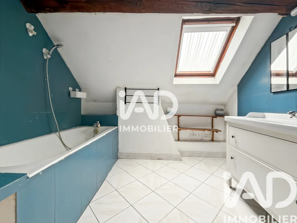 Vannitoad - Charming 5-Bedroom Apartment in Sens