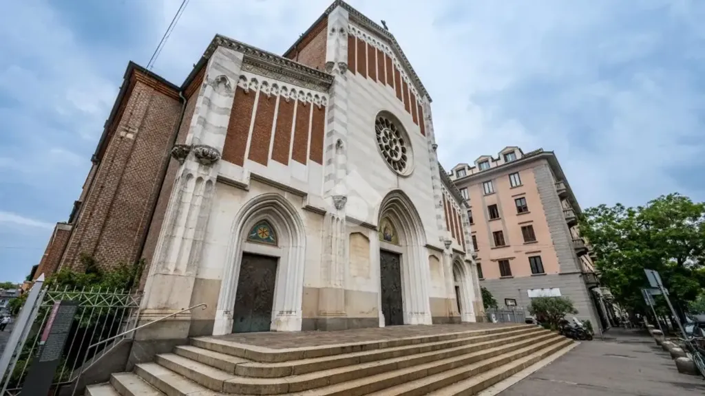 Elegant Trilocale with Balcony in Milan