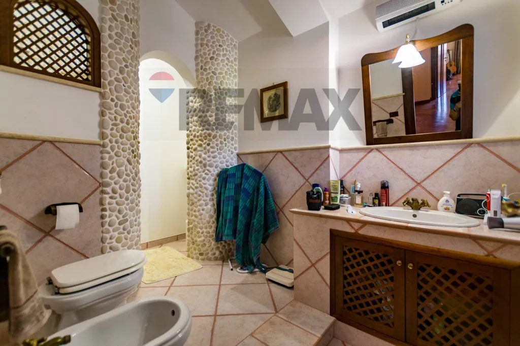 Bathrooms - Elegant Villa with Pool in Castelvetrano