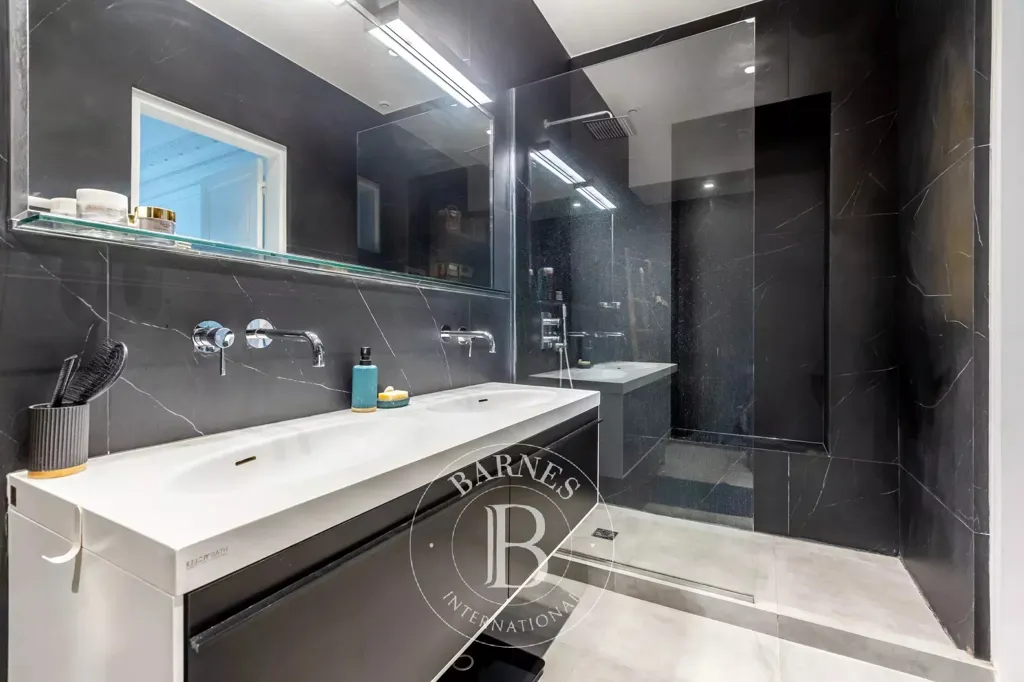 Salles de bain - Appartement Haussmannien avec Balcon Filant à Paris 8ème