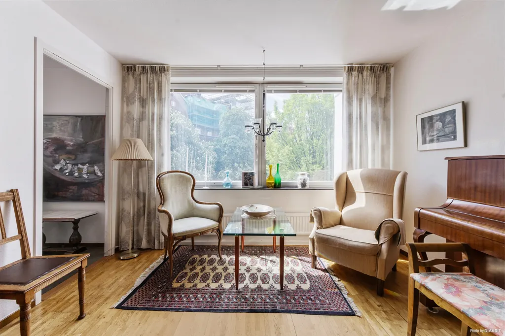 Elutuba - Corner Apartment with Sunny Balcony at Karlaplan