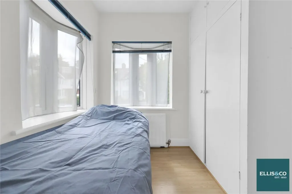 Bedrooms - 6-bedroom house in Barnet