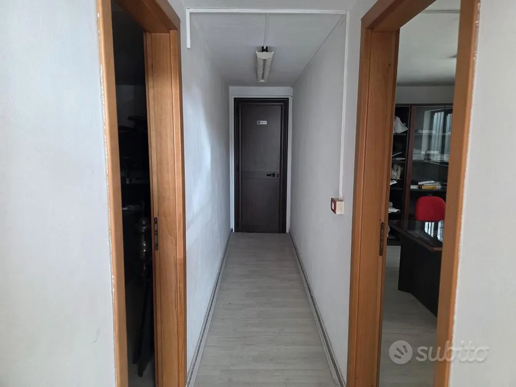 Esik - Shopfront Office with Private Parking in Tropea