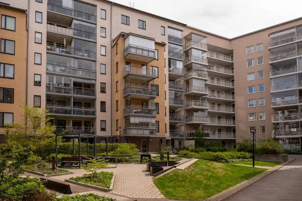 Aed - Modern Flat with Balcony on Södra Ringvägen