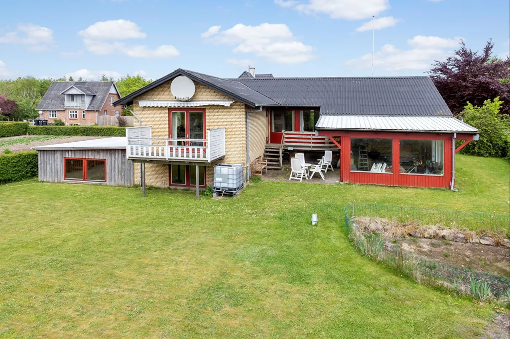 Välivaade - 1965 Villa with Garden in Højslev