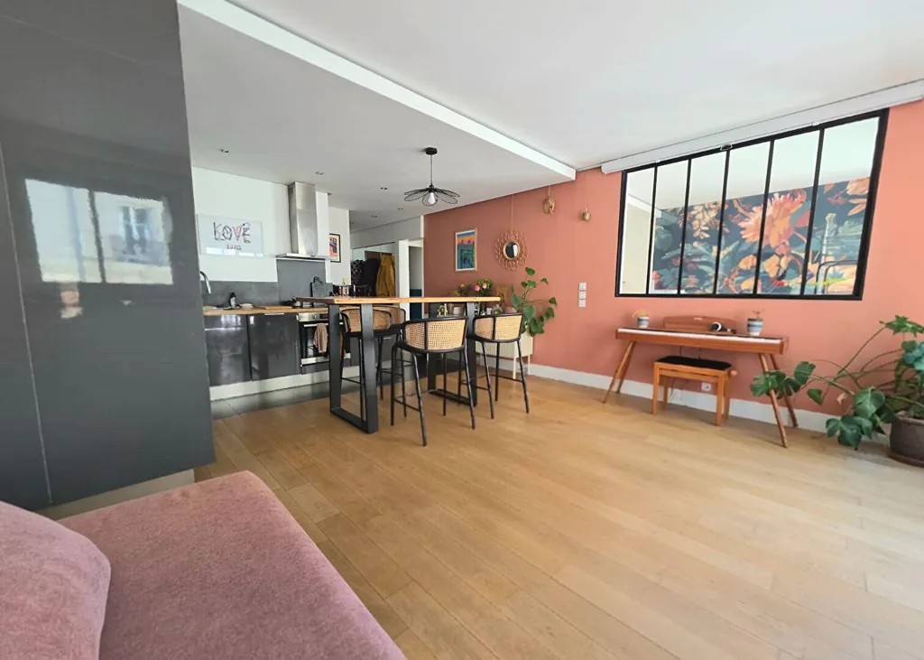 Séjour - Appartement Rénové avec Balcon à Paris
