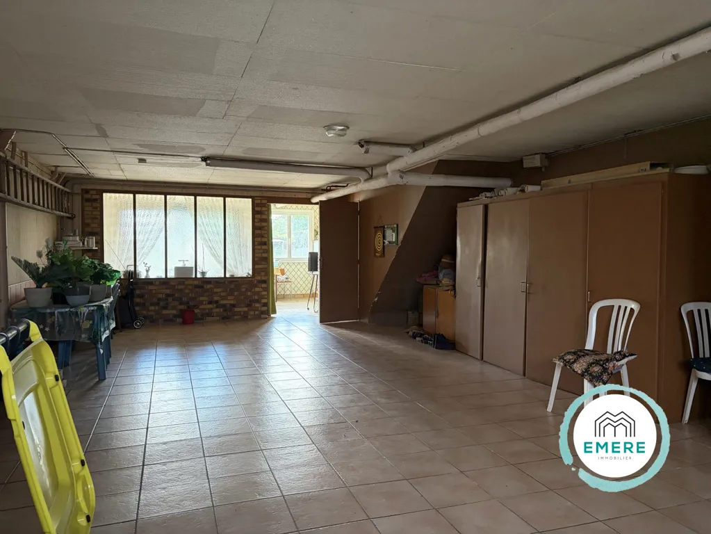 Garaaž - Renovatable House with Garden in Maen-Roch