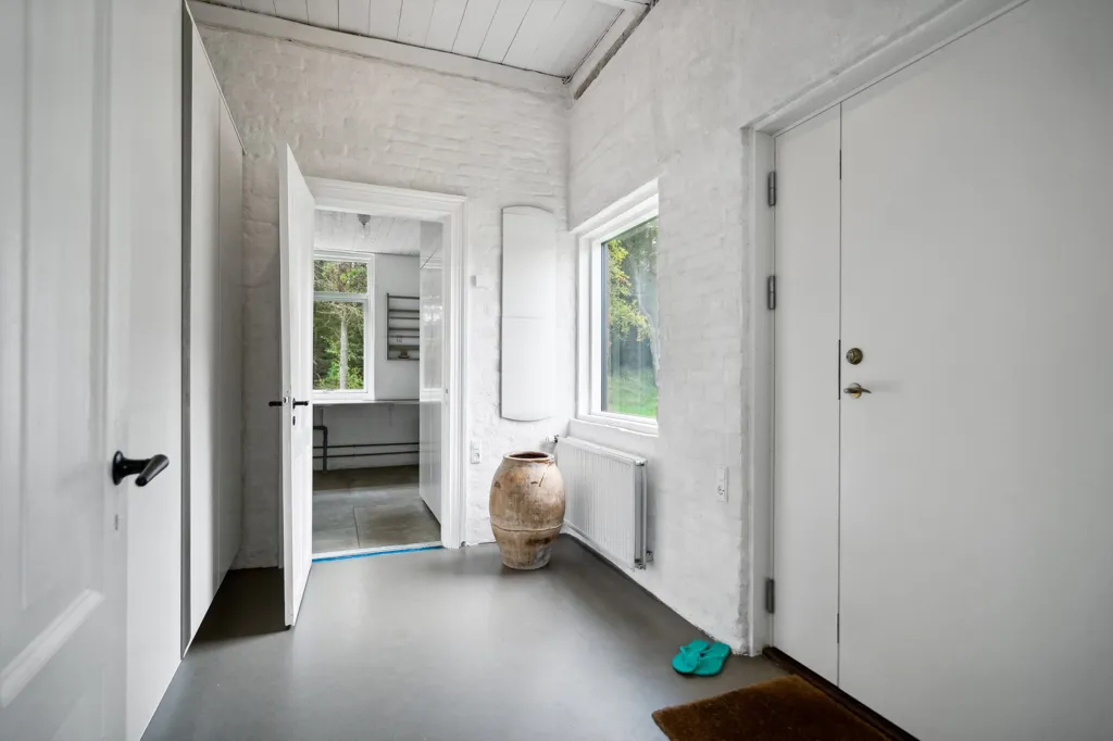 Entrée - Renovated Red Brick Villa with Water View