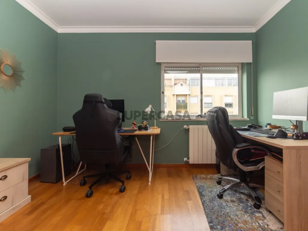 Office - Apartment with South-Facing Views in Setúbal