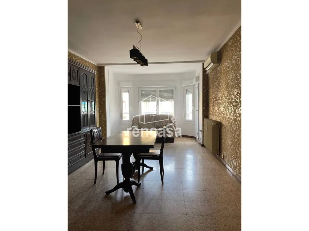 Söögituba - Spacious Flat with Balcony in Instituts