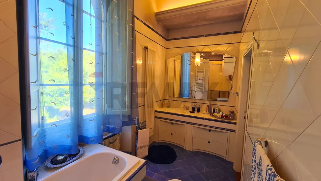 Salles de bain - Historic Villa with Panoramic Terrace in Lastra a Signa