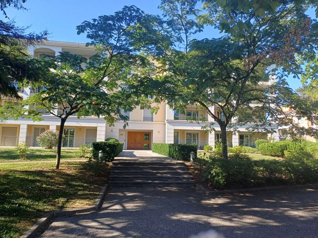 Extérieur - Appartement Luxueux avec Terrasse à Tassin-la-Demi-Lune