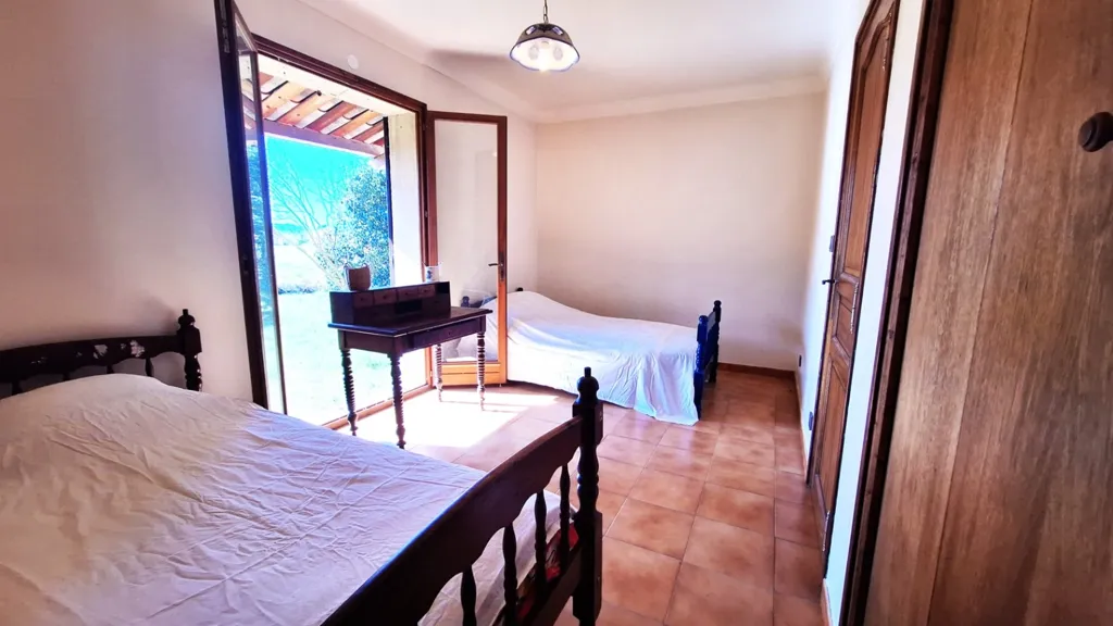 Chambres - Maison avec terrasse et jardin à Lauris